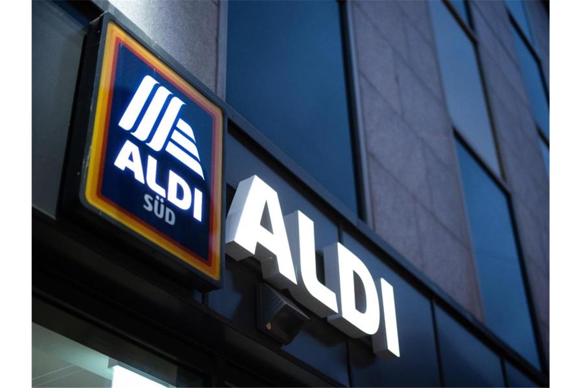 Fleisch-Umstellung bei Aldi: Agrarverbände wollen mitreden Das Logo einer Aldi Süd Filiale, fotografiert in einer Fußgängerzone der Düsseldorfer Innenstadt. Foto: Marcel Kusch/dpa