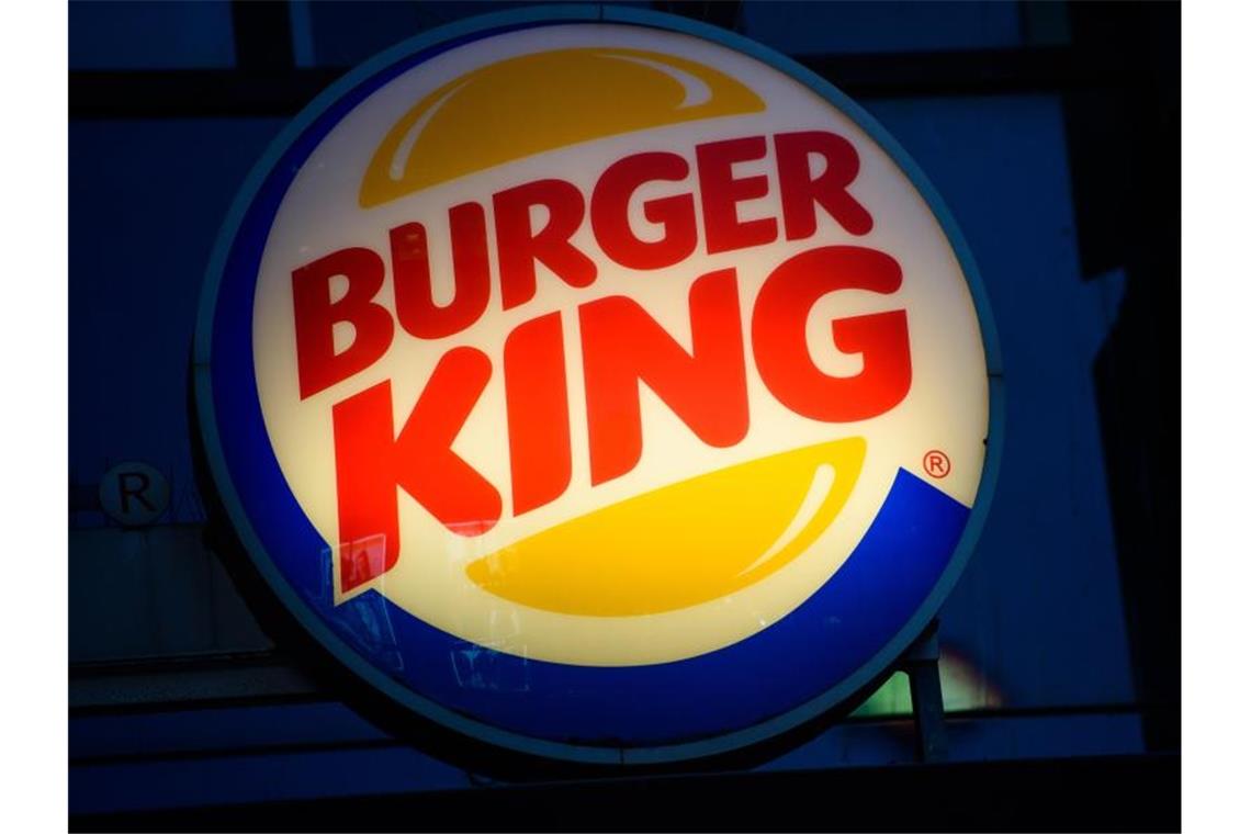 Das Logo einer Burger King-Filiale. Die Schnellrestaurantkette will schicker werden. Foto: Gregor Fischer/dpa