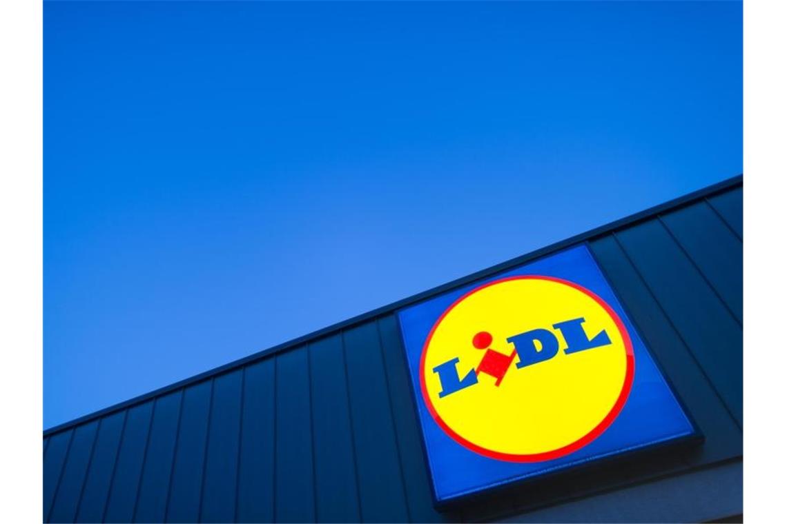 Das Logo eines Lidl-Supermarktes. Foto: picture alliance / Matthias Balk/dpa/Archivbild