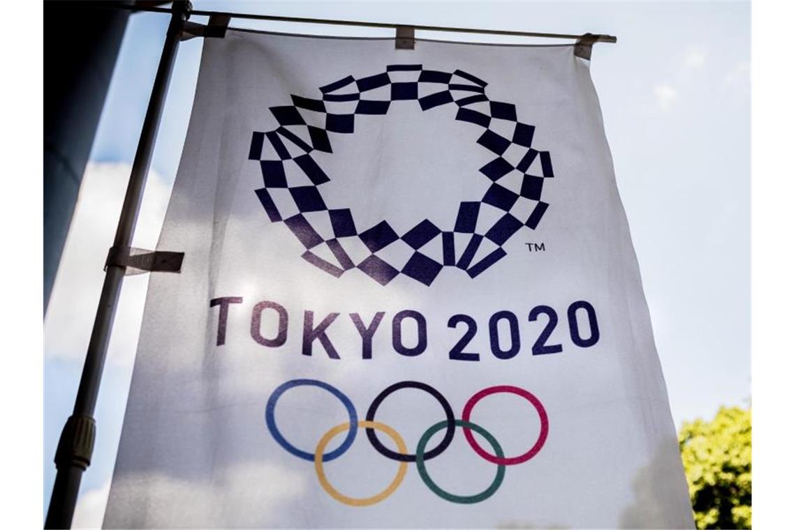 Das Logo für die Olympischen Sommerspiele Tokyo 2020 auf einer Fahne. Foto: Michael Kappeler/dpa