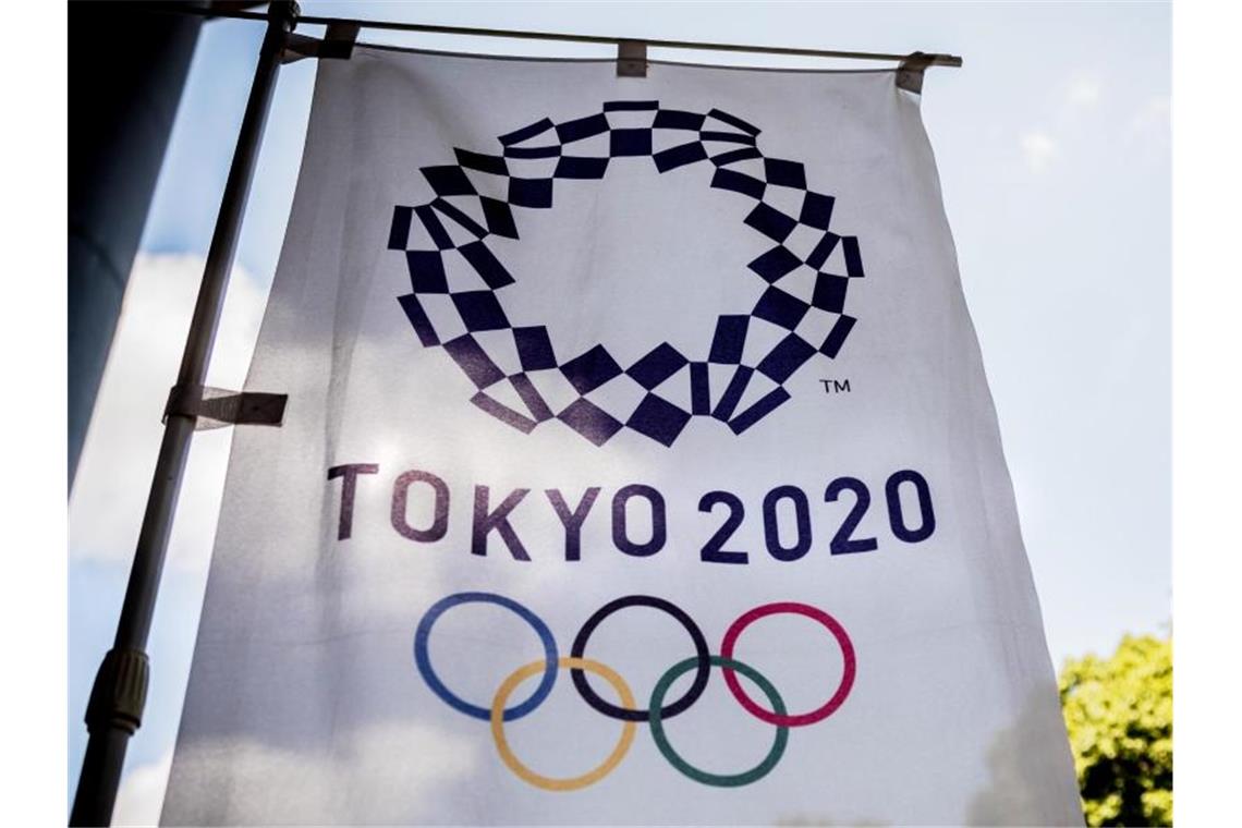 Hockey-Teams folgen den Fußballern nach Tokio Das Logo für die Olympischen Sommerspiele Tokyo 2020 auf einer Fahne. Foto: Michael Kappeler/dpa
