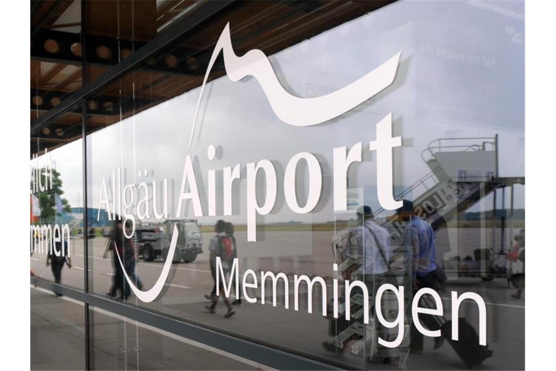 Das Logo in Form des Schriftzuges "Allgäu Airport Memmingen" ist an einer Glasscheibe eines Terminals des Flughafens zu sehen. Foto: Andreas Gebert/Archiv