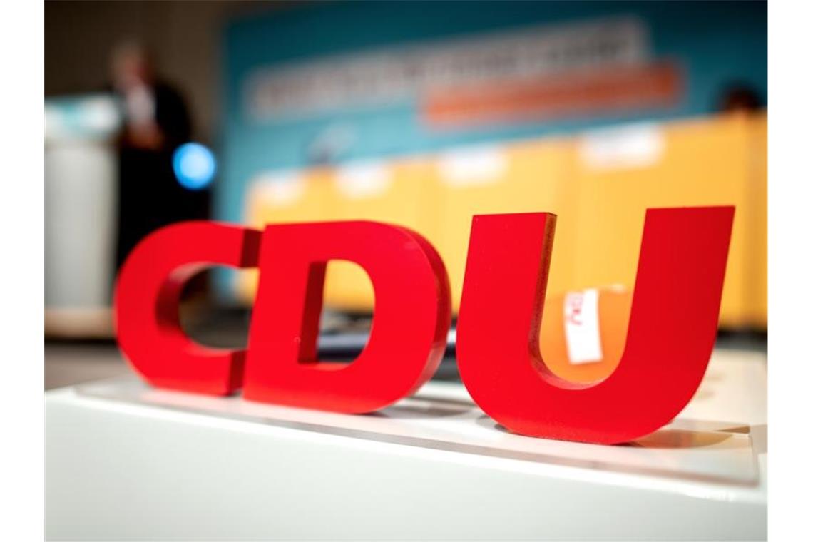 Das Logo mit den Buchstaben der CDU. Foto: Hauke-Christian Dittrich/dpa/Archivbild