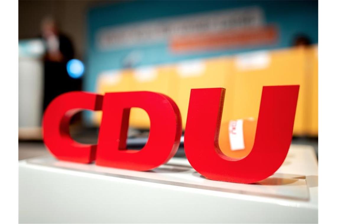 Das Logo mit den Buchstaben der CDU steht bei einem Parteitag auf dem Rednerpult. Foto: Hauke-Christian Dittrich/dpa/Archivbild