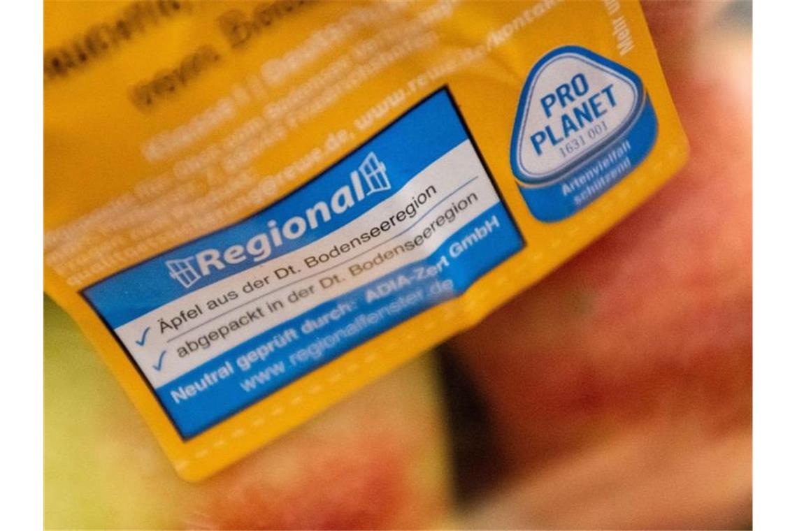 Das Logo „Regionalfenster“ auf einer Packung mit Äpfeln. Die Verbraucherzentralen fordern mehr Klarheit und genauere Vorgaben bei der Werbung mit regionalen Lebensmitteln. Foto: Lino Mirgeler/dpa