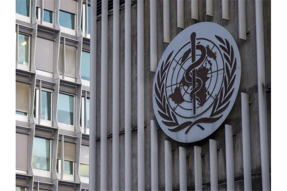 Das Logo und das Gebäude des Hauptsitzes der Weltgesundheitsorganisation (WHO) in Genf. Foto: Salvatore Di Nolfi/KEYSTONE/dpa