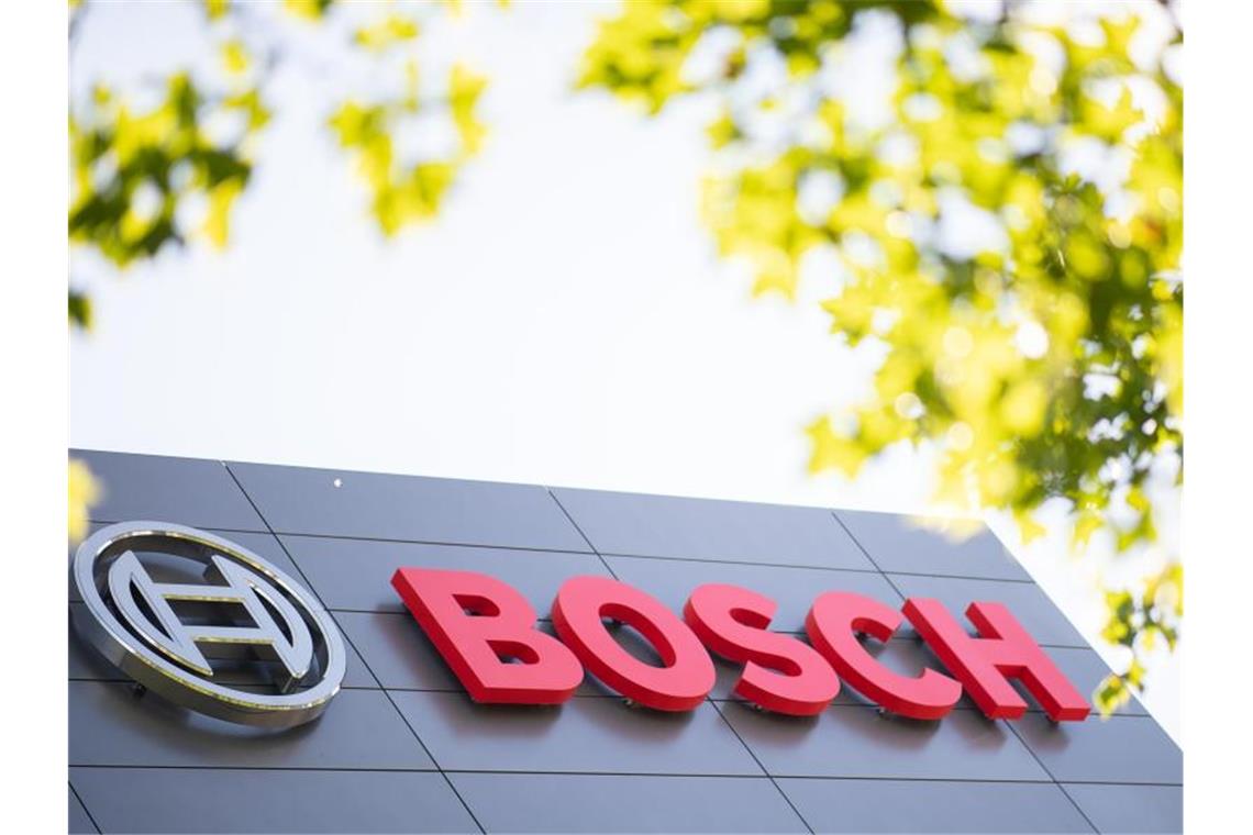 Das Logo und der Name des Maschinenbauunternehmens Bosch hängen an einem Gebäude. Foto: Sebastian Gollnow/dpa/Archivbild