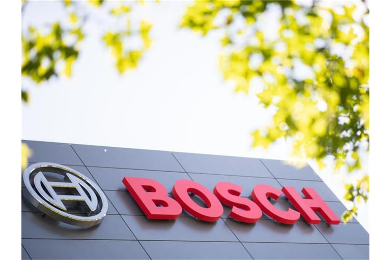 Das Logo und der Name des Maschinenbauunternehmens Bosch hängen an einem Gebäude. Foto: Sebastian Gollnow/dpa/Archivbild