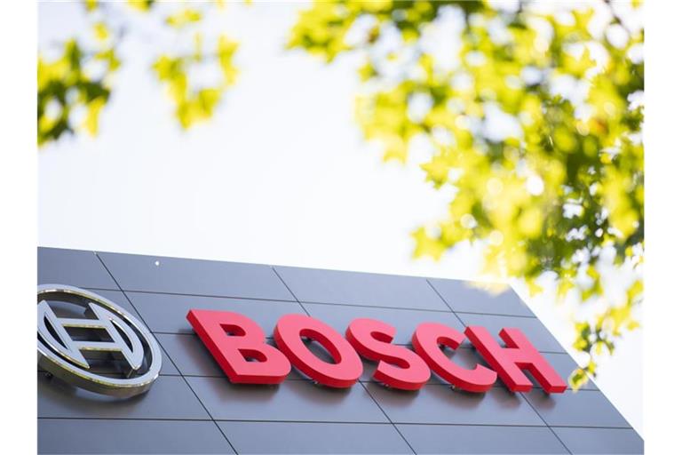 Das Logo und der Name des Maschinenbauunternehmens Bosch hängen an einem Gebäude. Foto: Sebastian Gollnow/dpa/Archivbild