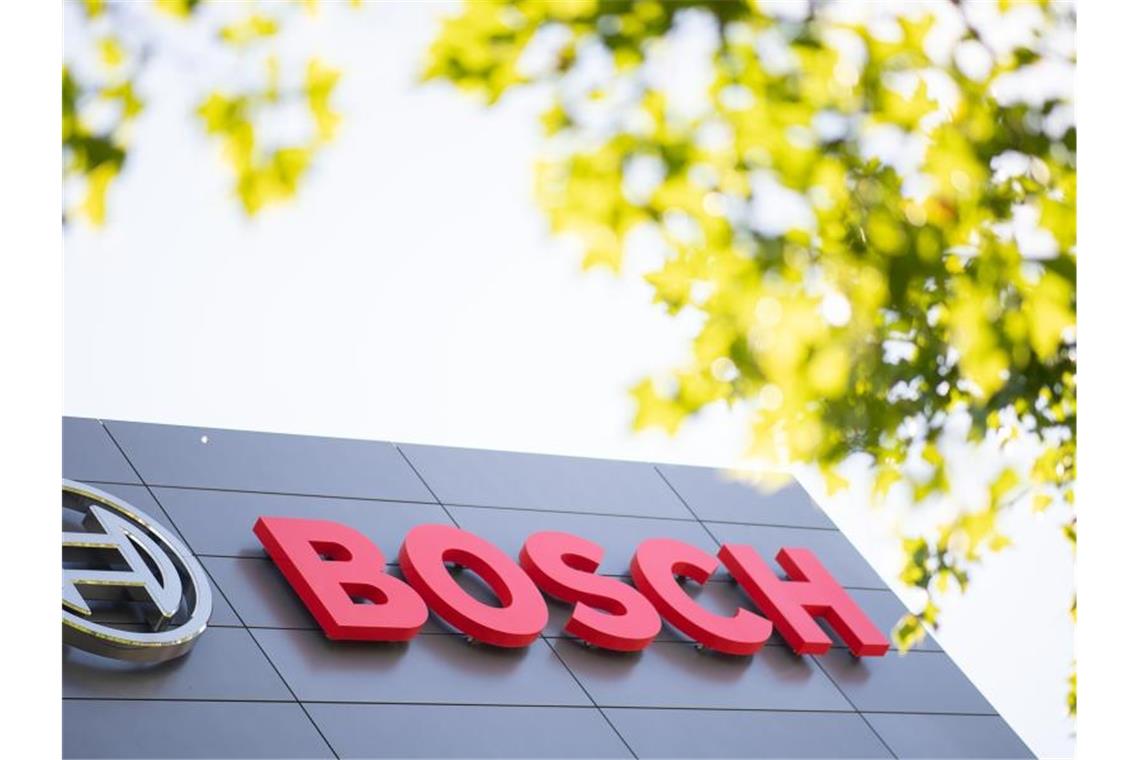 Das Logo und der Name des Maschinenbauunternehmens Bosch. Foto: Sebastian Gollnow/dpa/Archivbild