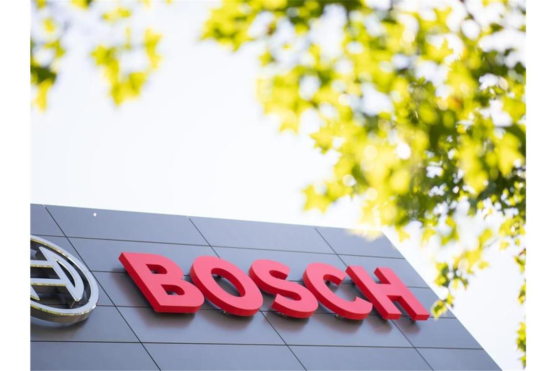 Das Logo und der Name des Maschinenbauunternehmens Bosch hängen an einem Gebäude. Foto: Sebastian Gollnow/dpa/Archivbild