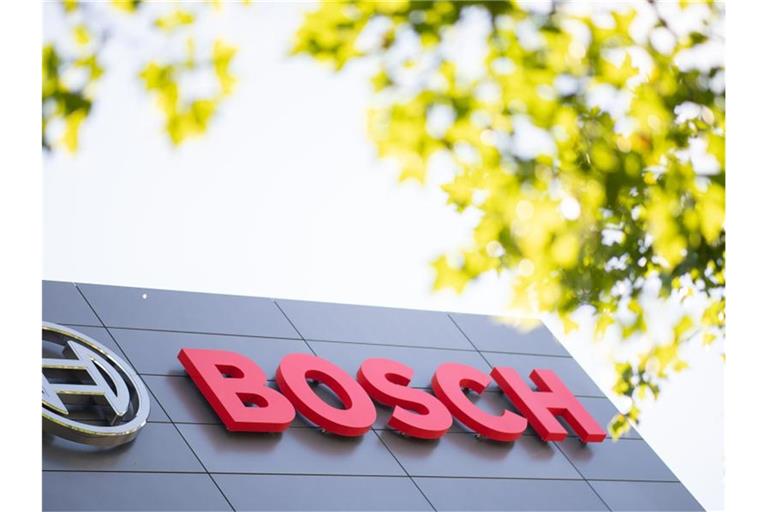 Das Logo und der Name des Maschinenbauunternehmens Bosch. Foto: Sebastian Gollnow/dpa/Archivbild