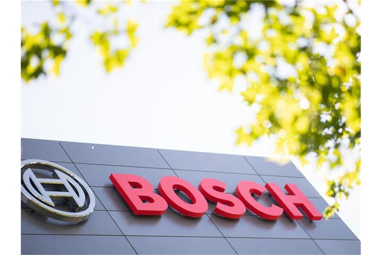 Das Logo und der Name des Maschinenbauunternehmens Bosch hängen an einem Gebäude. Foto: Sebastian Gollnow/dpa/Archivbild