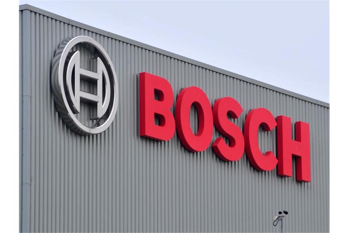 Das Logo und der Schriftzug „Bosch“ sind an einem Firmengebäude zu sehen. Foto: Martin Schutt/dpa-Zentralbild/dpa
