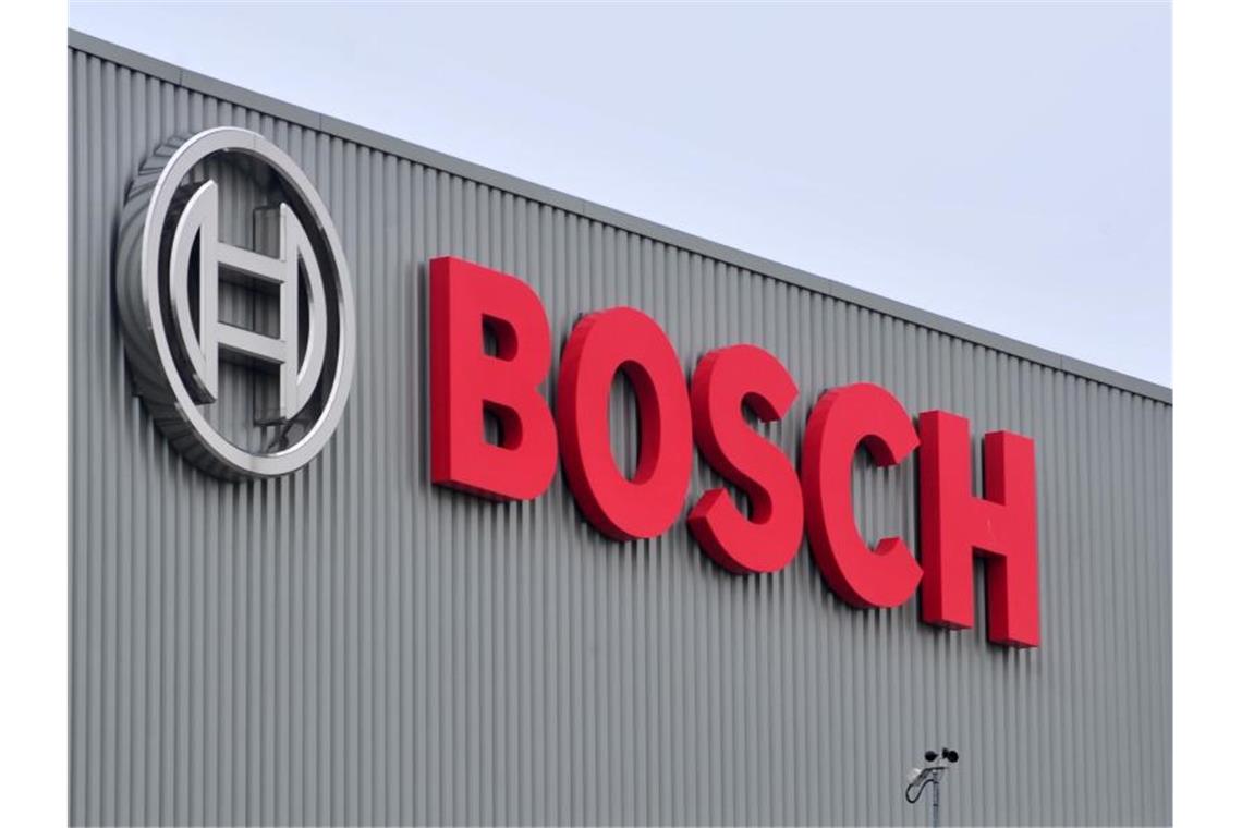 Das Logo und der Schriftzug „Bosch“ sind an einer Fassade zu sehen. Foto: Martin Schutt/dpa-Zentralbild/dpa/Archivbild