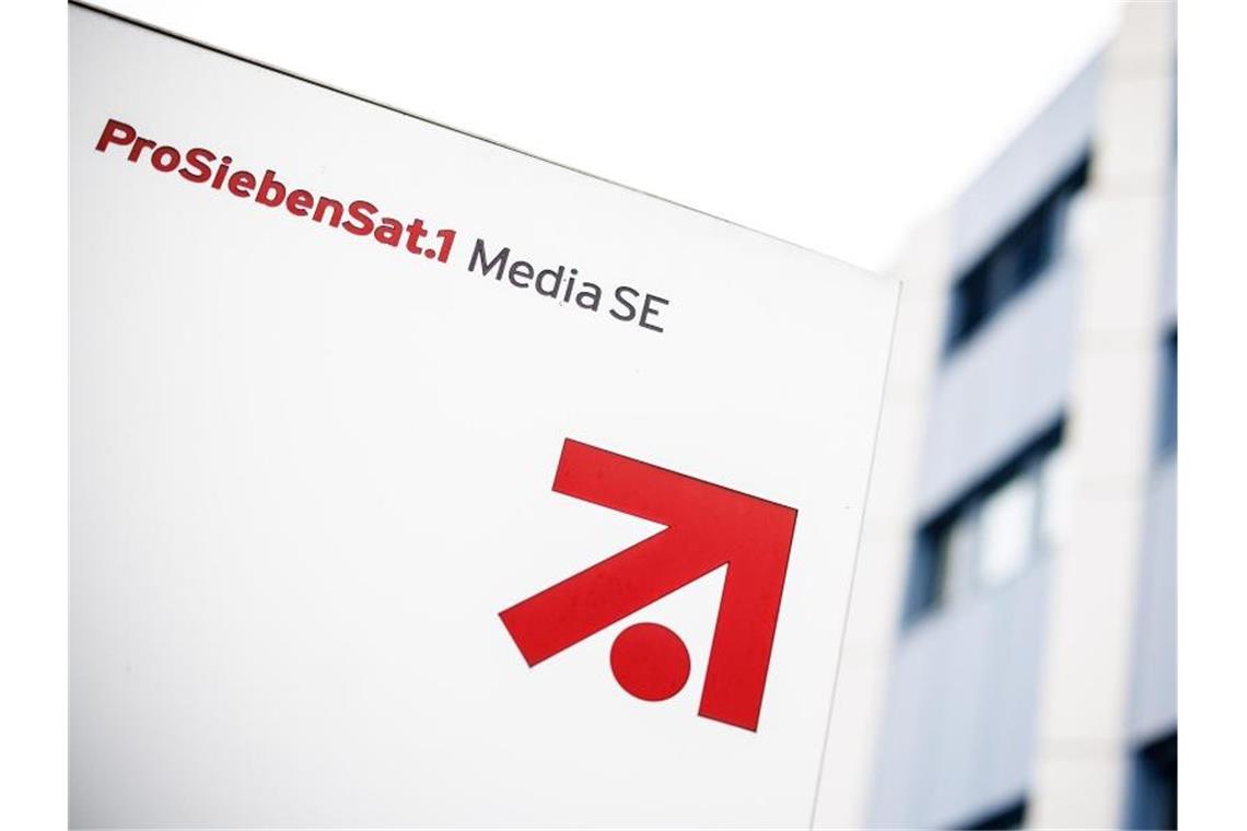 Das Logo und der Schriftzug der „ProSiebenSat.1 Media SE“ im Gewerbegebiet „Unterföhring Park“. Foto: Matthias Balk/dpa