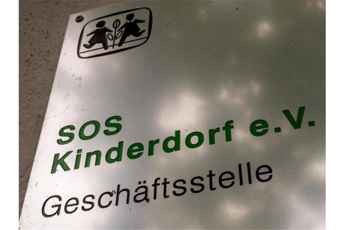 Übergriffe im SOS-Kinderdorf: Weitere Betroffene melden sich Das Logo und der Schriftzug "SOS Kinderdorf e.V. Geschäftsstelle" ist auf einem Schild zu sehen. Nach Bekanntwerden von Übergriffen in einem SOS-Kinderdorf haben sich weitere mutmaßliche Betroffene gemeldet. Foto: Peter Kneffel/dpa