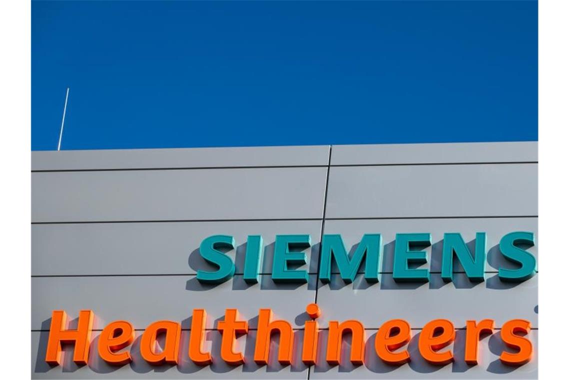 Das Logo und die Schriftzüge am neuen Hauptquartier des Medizintechnikkonzerns Siemens Healthineers. Foto: Daniel Karmann/dpa
