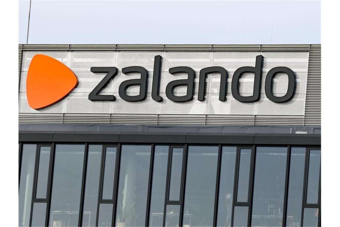 Zalando wächst im dritten Quartal gemächlicher Das Logo vom Onlinehändler Zalando am Headquarter vom Zalando Campus am Mercedes-Platz in Berlin. Foto: Jens Kalaene/dpa-Zentralbild/dpa