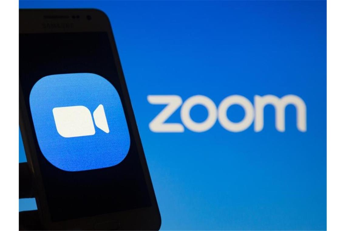Das Logo vom Videokonferenzdienst Zoom ist auf einem Smartphone-Bildschirm zu sehen. Foto: Andre M. Chang/ZUMA Wire/dpa/Symbolbild