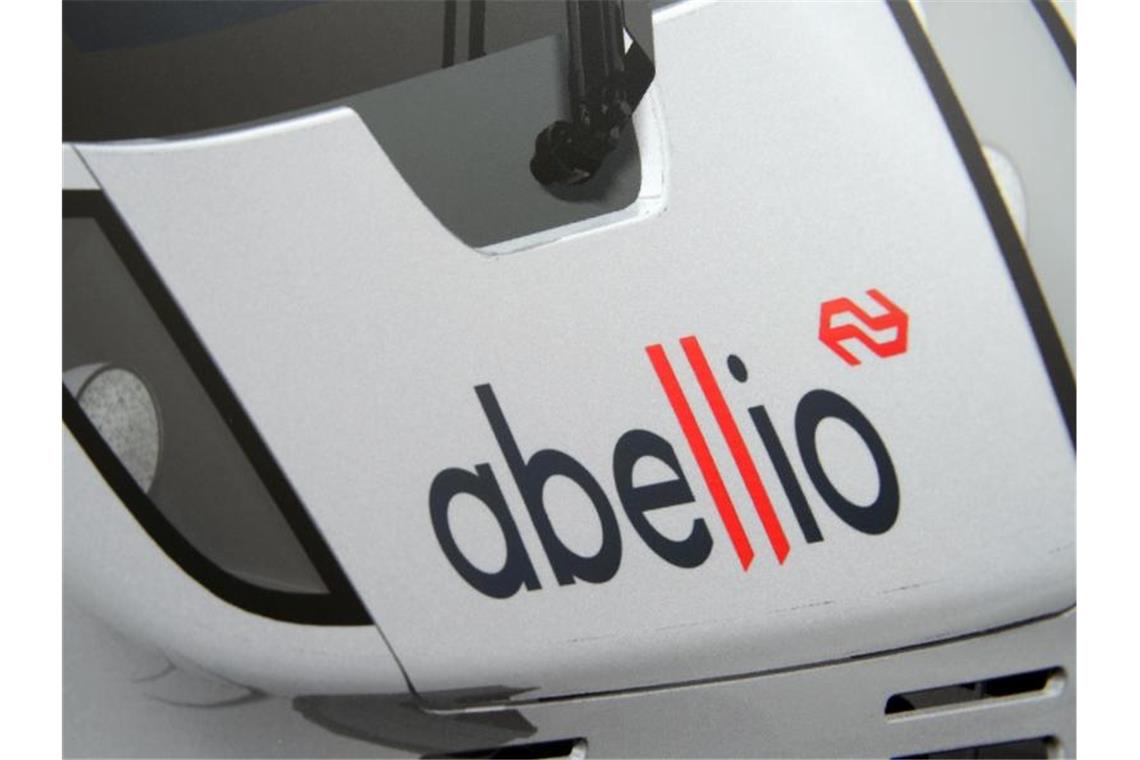 Betreiberwechsel bringt zahlreiche Neuerungen Das Logo von Abellio ist auf einem Triebwagen zu sehen. Foto: Hendrik Schmidt/Archivbild