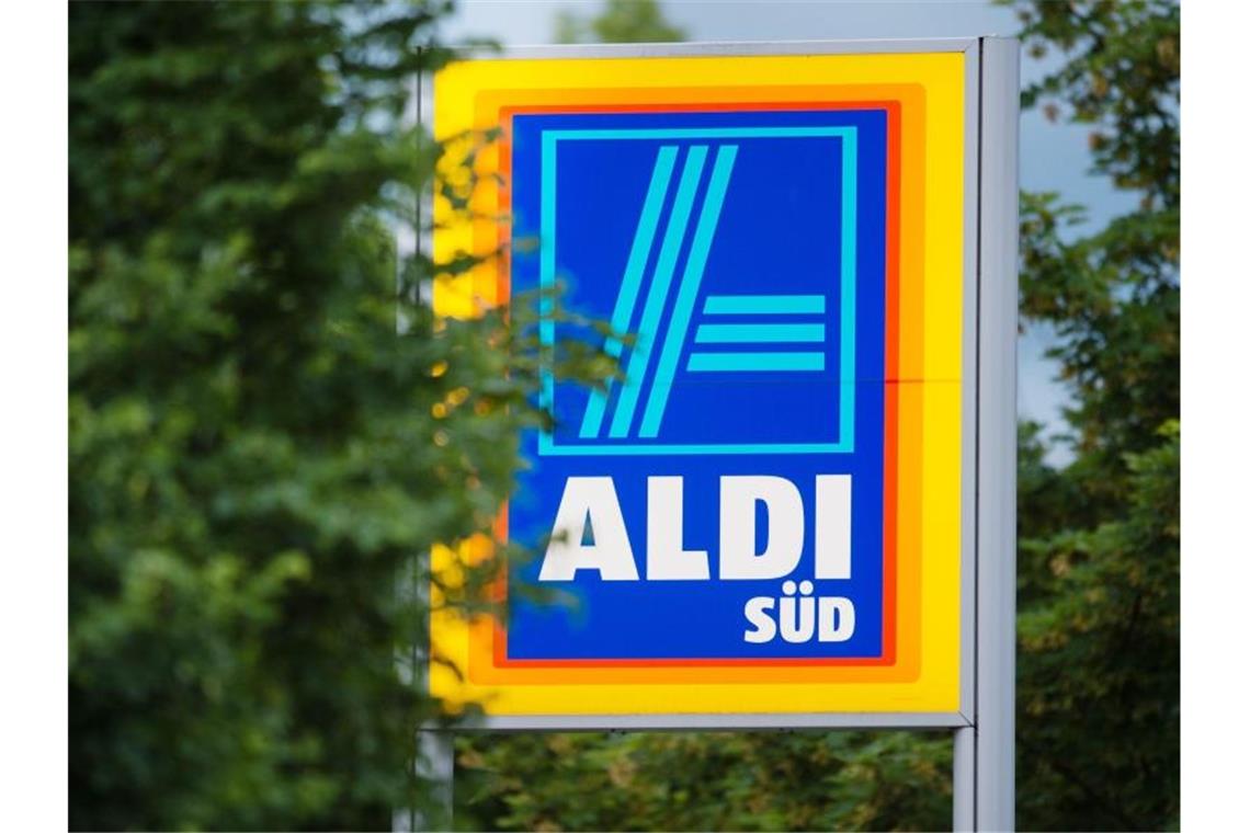 Das Logo von Aldi Süd ist an einer Filiale in München zu sehen. Foto: Matthias Balk/Illustration
