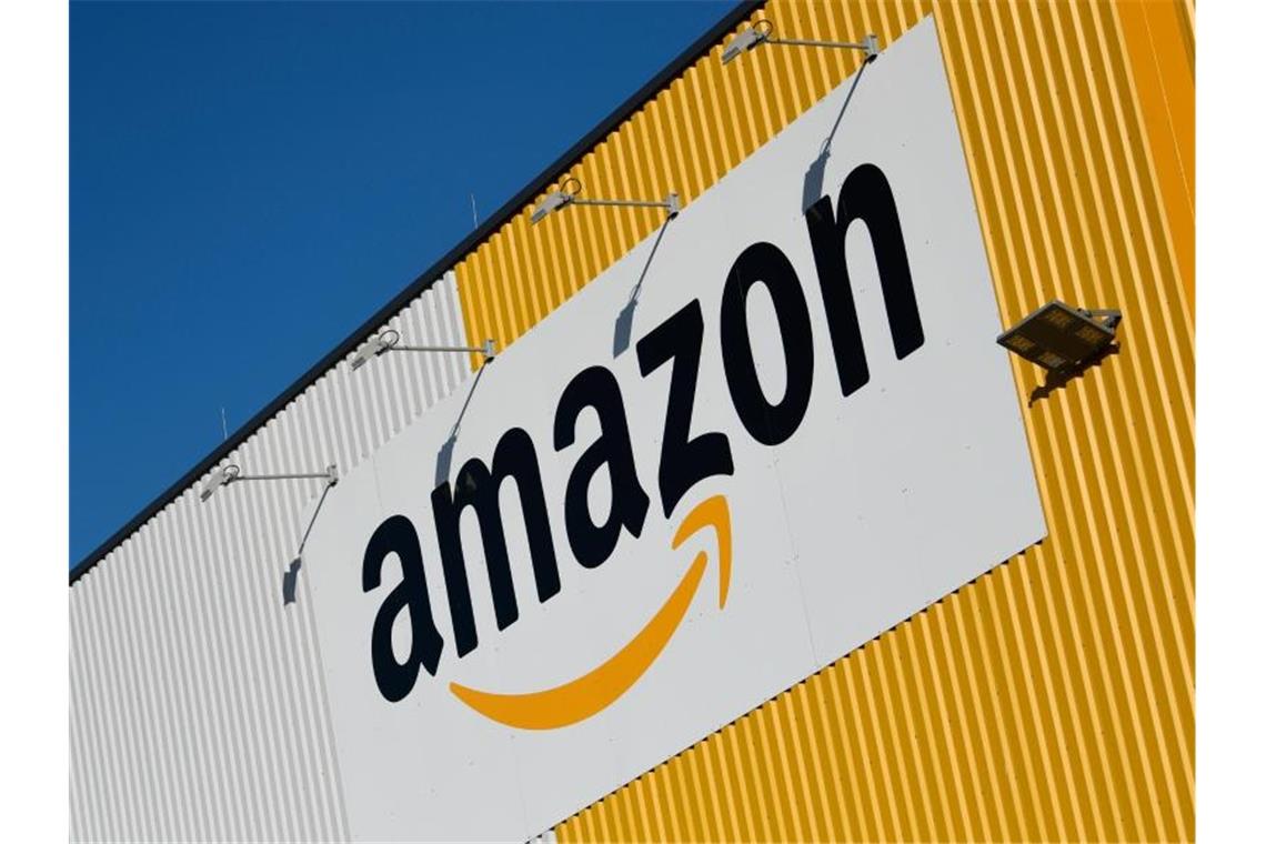 Das Logo von Amazon an einem Amazon-Logistikzentrum. Foto: Ina Fassbender/dpa/Archivbild