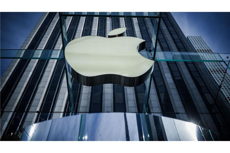 Das Logo von Apple, aufgenommen am Apple Store in der 5th Avenue in Manhattan.