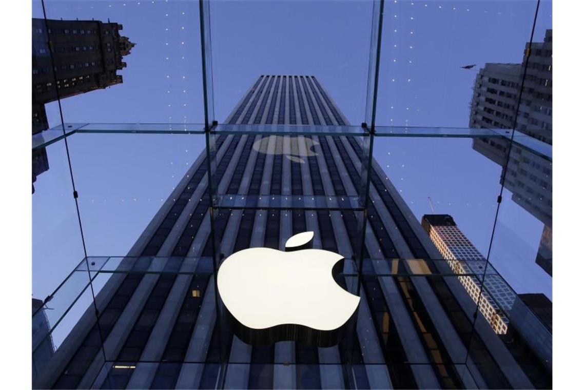 Apple rechnet mit Plus im Weihnachtsquartal Das Logo von Apple hängt an dem Laden des Elektronikkonzerns in der Fith Avenue in New York. Foto: Mark Lennihan/AP/dpa