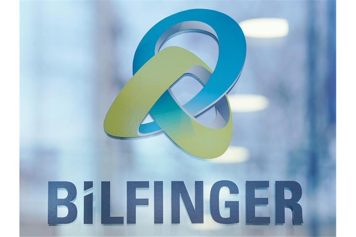 Das Logo von Bilfinger ist am Hauptsitz des Unternehmens an einer Gebäudewand angebracht. Foto: Uwe Anspach/dpa/Symbolbild