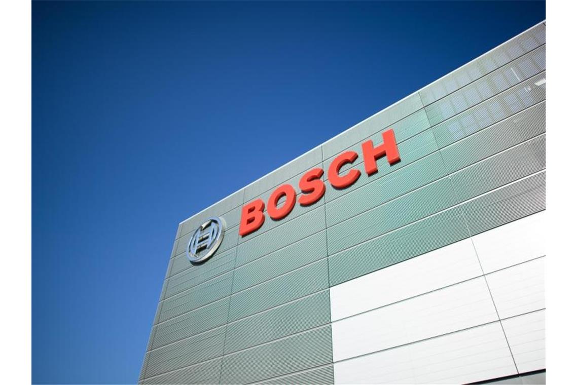 Das Logo von Bosch an einer Fabrik des Konzerns. Foto: Robert Michael/dpa-Zentralbild/dpa/Archivbild