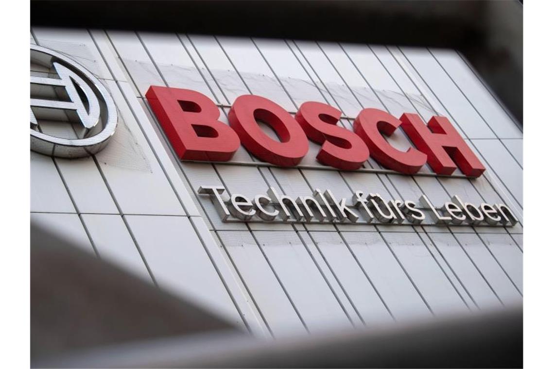 Das Logo von Bosch ist an einem Gebäude in der Innenstadt zu sehen. Foto: Marijan Murat/dpa/Archivbild