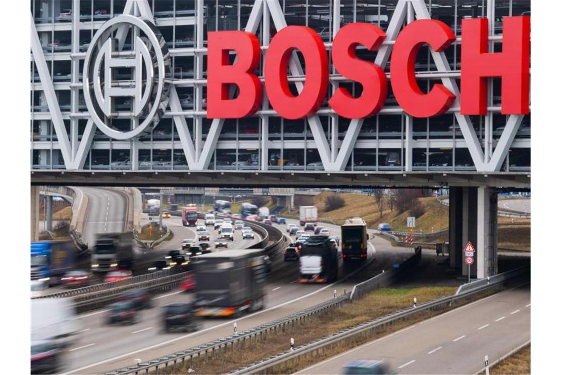 Das Logo von Bosch steht auf dem Bosch-Parkhaus an der Autobahn A8 in Stuttgart. Foto: Tom Weller/dpa/Archivbild