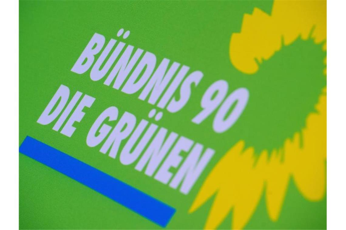 Das Logo von Bündnis 90/Die Grünen steht auf einem Aufsteller der Partei. Foto: Stefan Sauer/zb/dpa/Archivbild