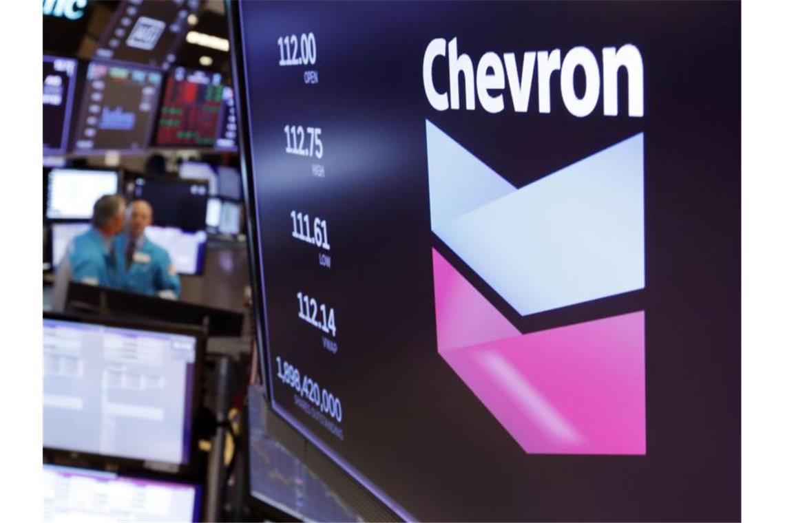Das Logo von Chevron im Handel an der New Yorker Börse. Foto: Richard Drew/AP/dpa