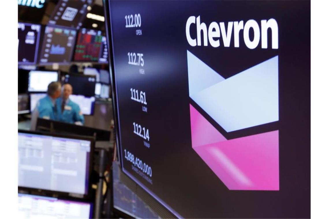 Das Logo von Chevron über einem Handelsposten auf dem Boden der New York Stock Exchange. Foto: Richard Drew/AP/dpa