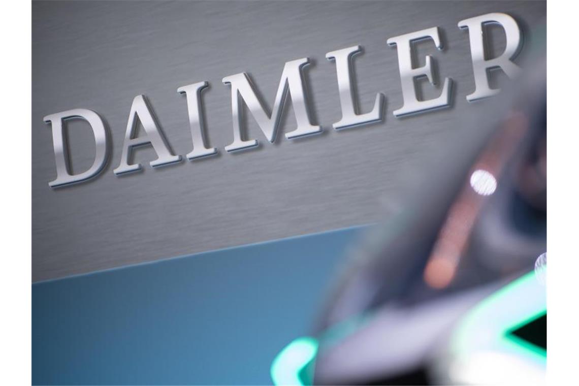 Das Logo von Daimler. Foto: Sebastian Gollnow/Archivbild