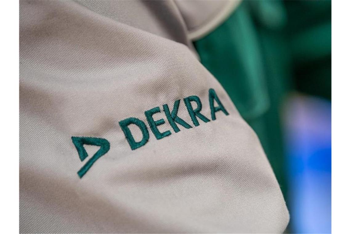 Das Logo von Dekra ist auf einem Ärmel zu sehen. Foto: Fabian Sommer/dpa/Archivbild