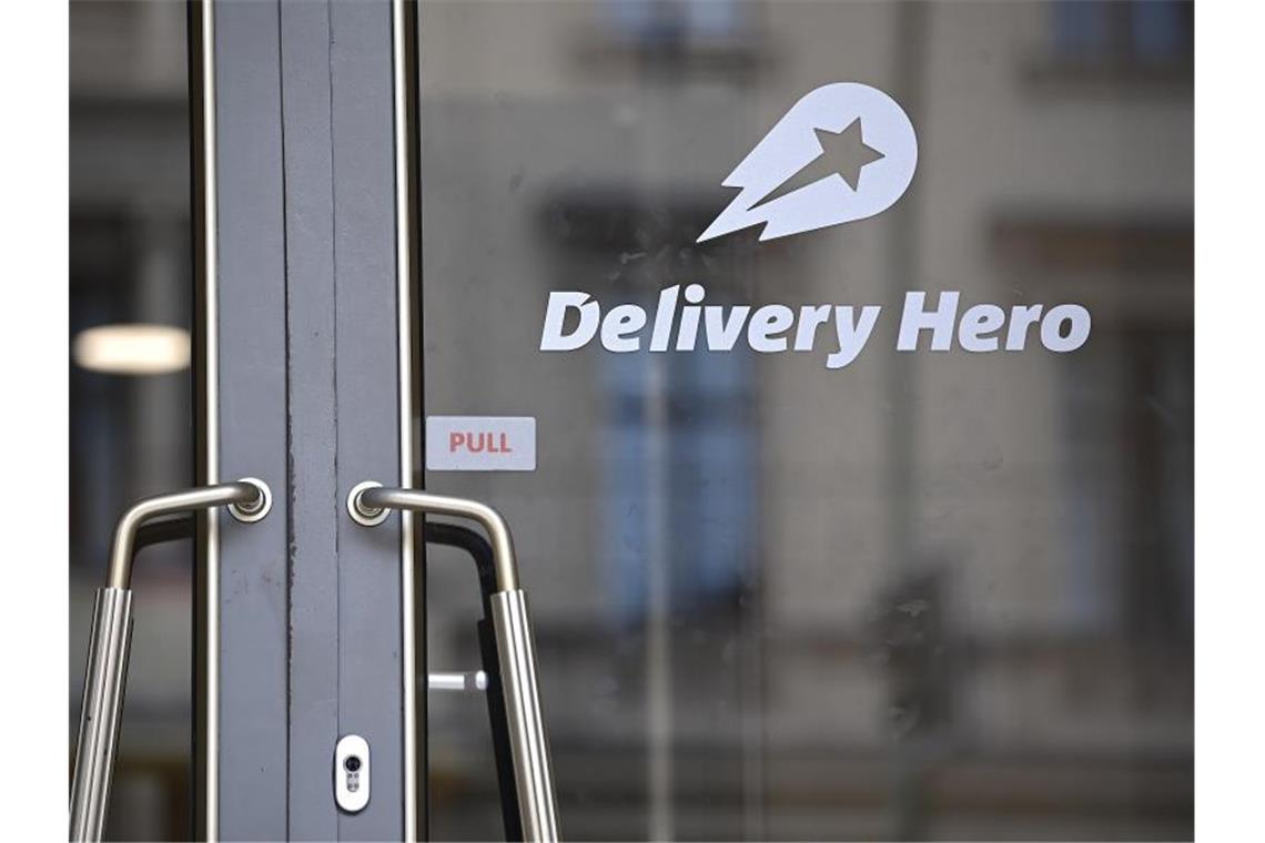 Das Logo von Delivery Hero ist an einer Glasscheibe angebracht. Foto: Britta Pedersen/dpa-Zentralbild/dpa/Archivbild