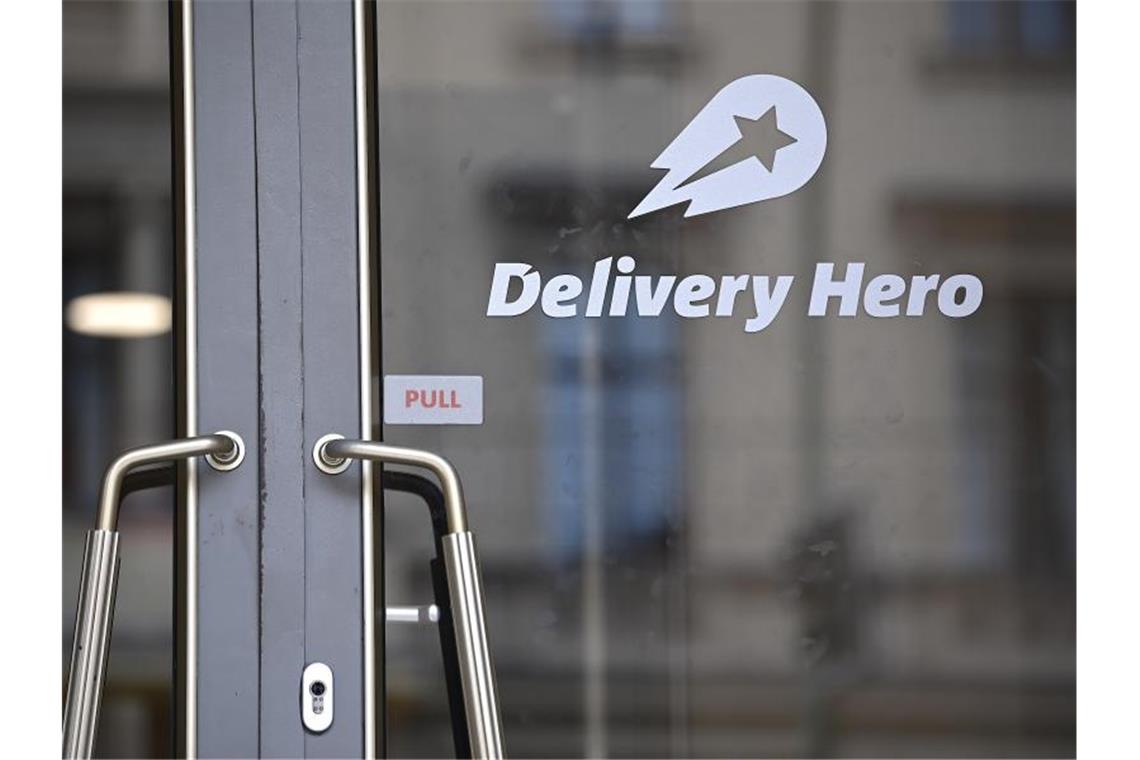 Delivery Hero gibt Liefergeschäft in Deutschland wieder auf Das Logo von Delivery Hero ist an einer Glasscheibe angebracht. Foto: Britta Pedersen/dpa-Zentralbild/dpa/Archivbild