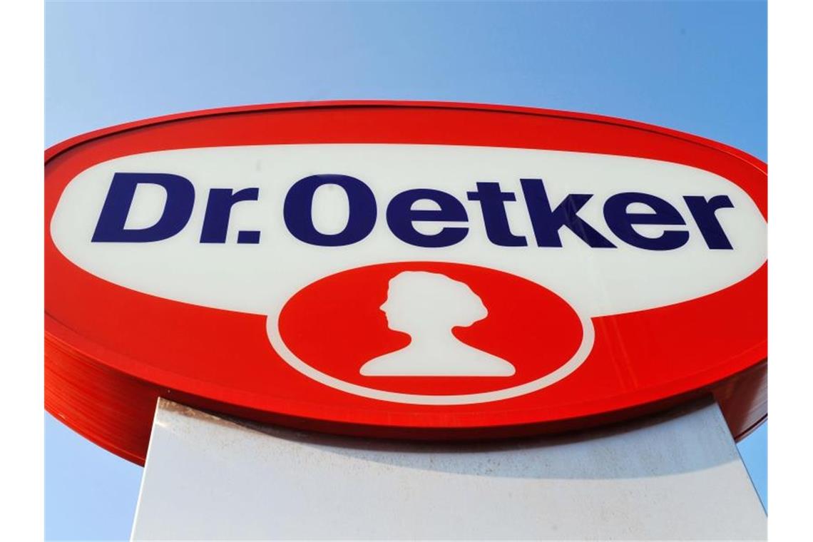 Das Logo von Dr. Oetker. Der Konzern übernimmt den schnell wachsenden Getränke-Lieferdienst Flaschenpost. Foto: Bernd Thissen/dpa