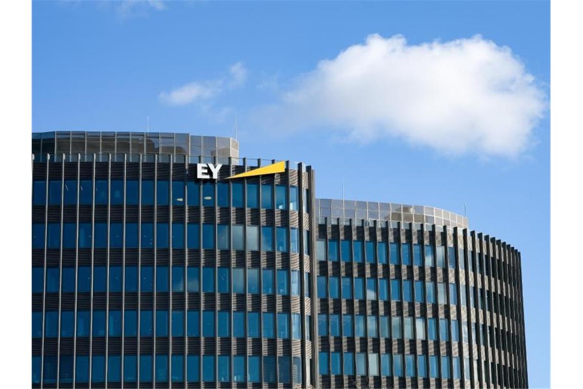 Das Logo von Ernst & Young GmbH Wirtschaftsprüfungsgesellschaft mit dem Kürzel EY in der Friedrichstraße. Foto: Jens Kalaene/dpa-Zentralbild/dpa/Archivbild