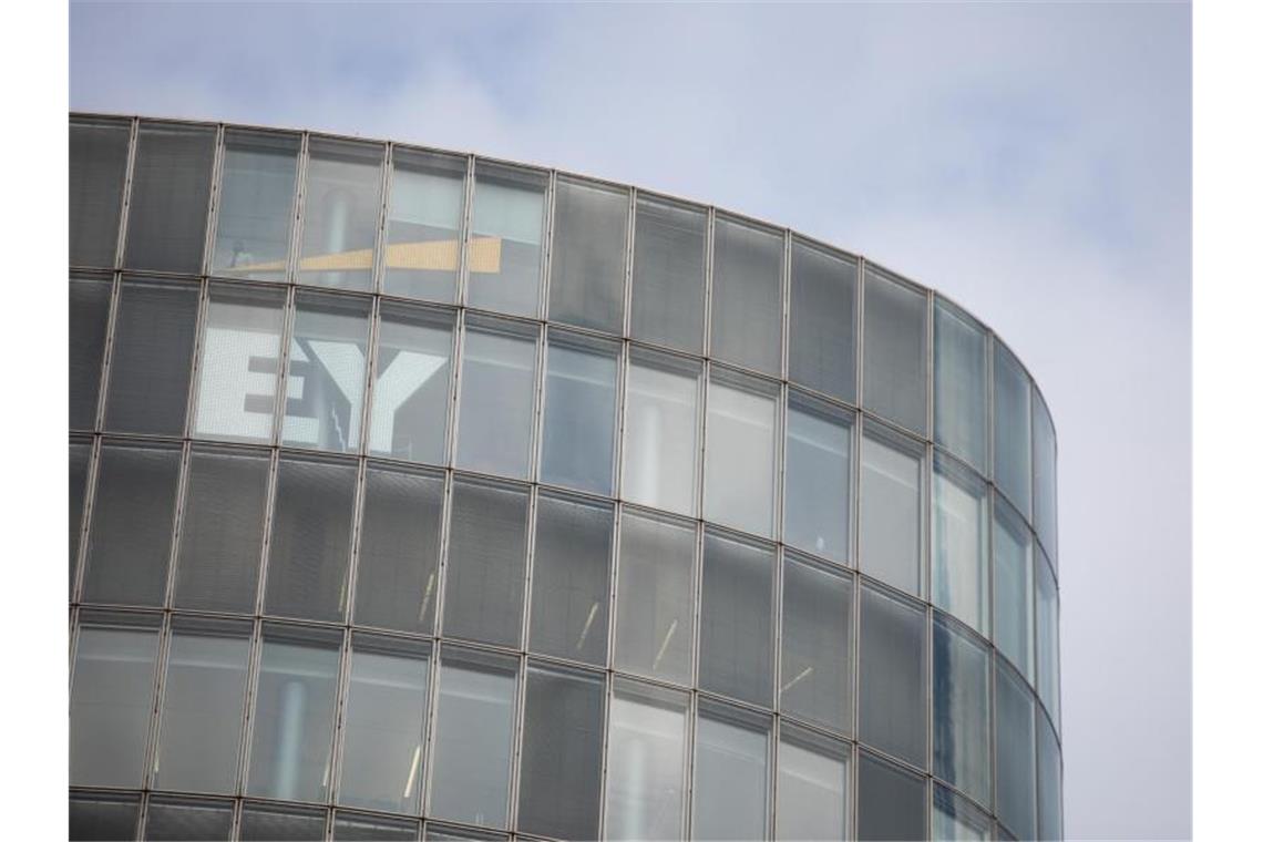 Das Logo von Ernst & Young in einem Bürogebäude. Foto: Rolf Vennenbernd/Archivbild