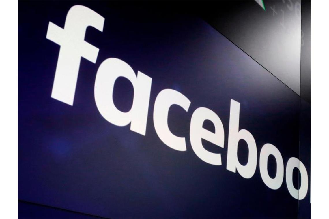 Facebook zahlt Strafe wegen Diskriminierung von US-Arbeitern Das Logo von Facebook auf Bildschirmen an der Nasdaq MarketSite am New Yorker Times Square. (Archivbild). Foto: Richard Drew/AP/dpa
