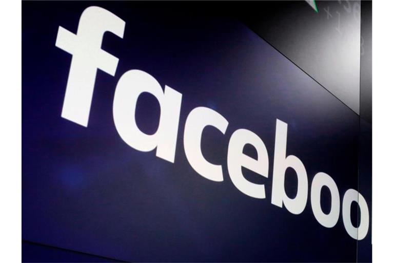 Das Logo von Facebook auf Bildschirmen an der Nasdaq MarketSite am New Yorker Times Square. (Archivbild). Foto: Richard Drew/AP/dpa