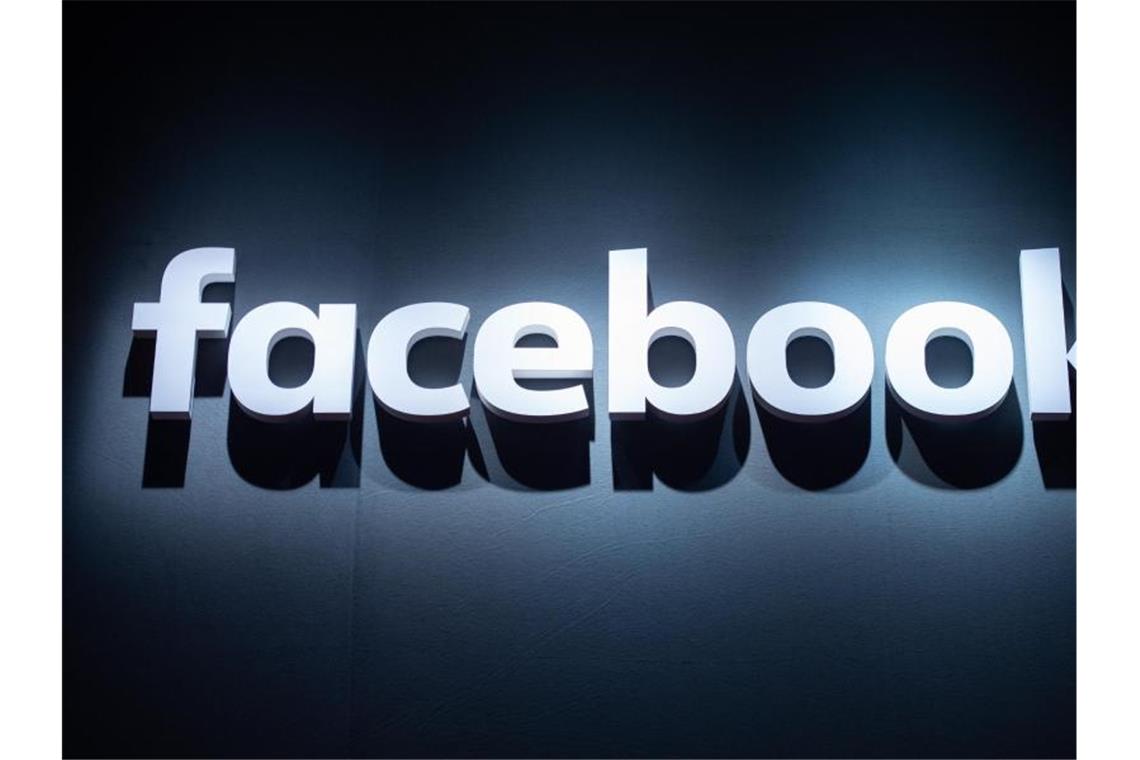 Das Logo von Facebook: Facebook hat ein von Russland aus betriebenes Netzwerk gestoppt. Foto: Christophe Gateau/dpa