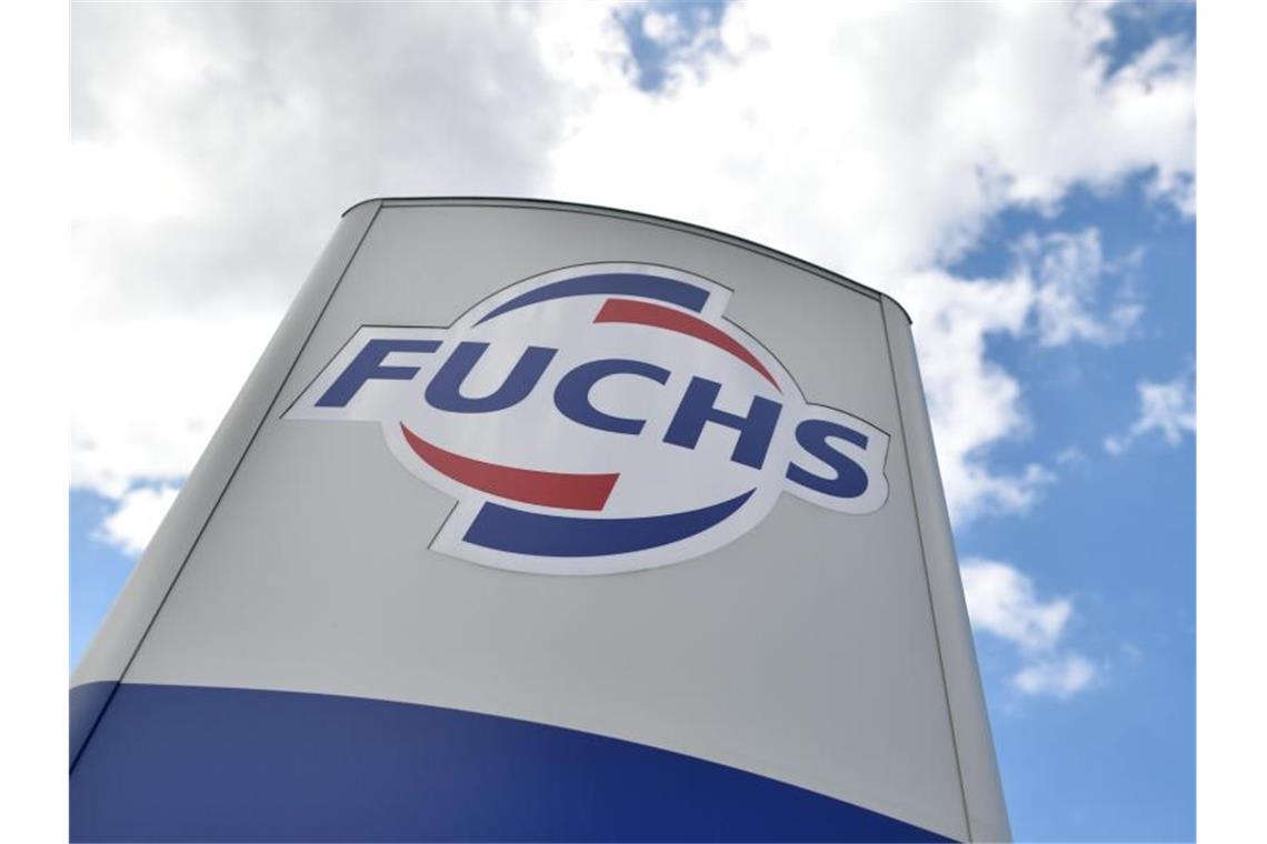 Das Logo von Fuchs Petrolub ist am Eingang der Firmenzentrale zu sehen. Foto: Uwe Anspach/dpa/Archivbild