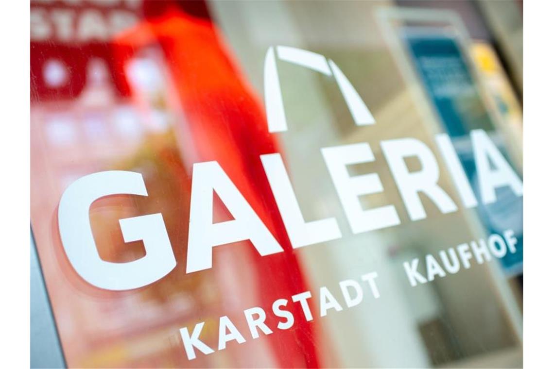 Das Logo von Galeria Karstadt Kaufhof klebt am Schaufenster. Foto: Hauke-Christian Dittrich/dpa/Archivbild
