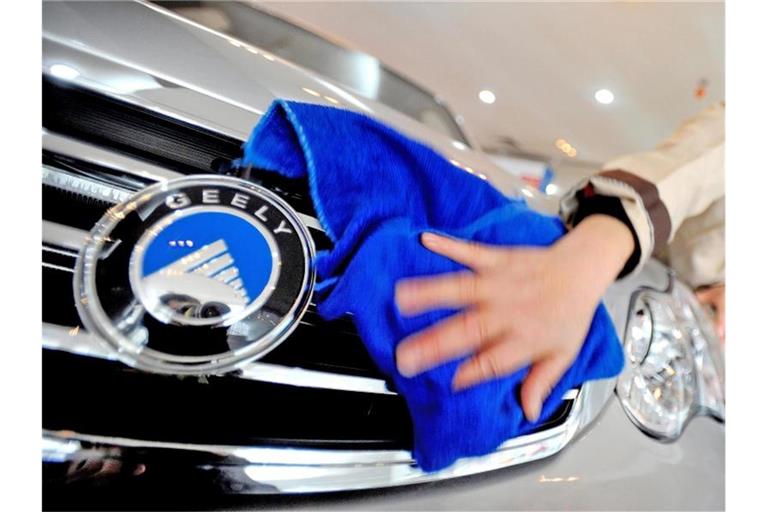 Das Logo von Geely auf einem Wagen des Auto-Herstellers. Foto: WU HONG/epa/Archivbild