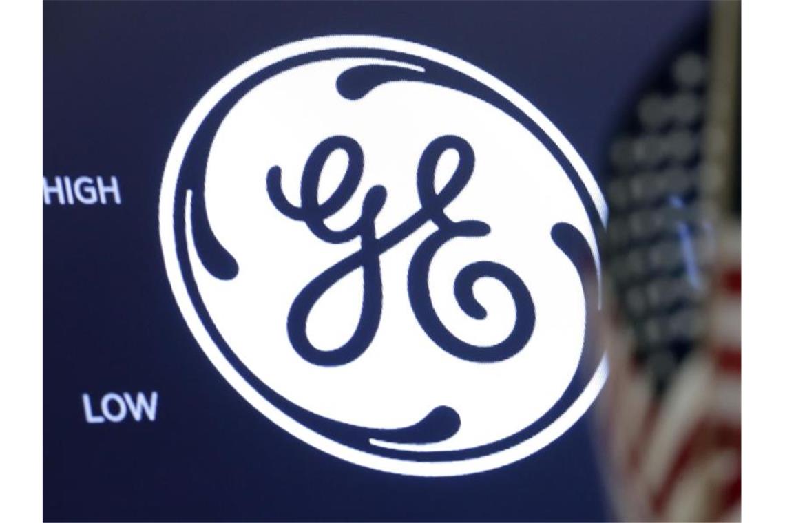 General Electric erhöht Jahresziele nach Gewinnsprung Das Logo von General Electric (GE) ist in der New Yorcker Börse. Foto: Richard Drew/AP/dpa